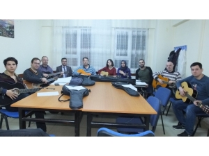 Burhaniyeli Gençler Gitar Çalmayı Öğreniyor