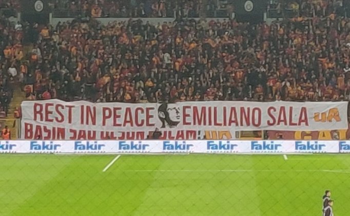 Galatasaray Tribünleri Sala'yı Unutmadı