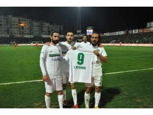 Burak Çalık Attığı Golü Babasını Kaybeden Takım Arkadaşı Kehendi’ye Armağan Etti