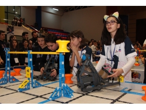 Minikler Robotlarını Yarıştırdı