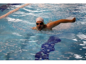 Engelli Yüzücü Azmiyle Örnek Oluyor