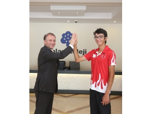 İhlas Koleji Mezunu Mete Gazoz’a Büyük Onur