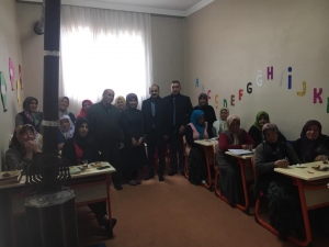 Okuma Yazma Kursunu Bitirenler Belgeleri Verildi