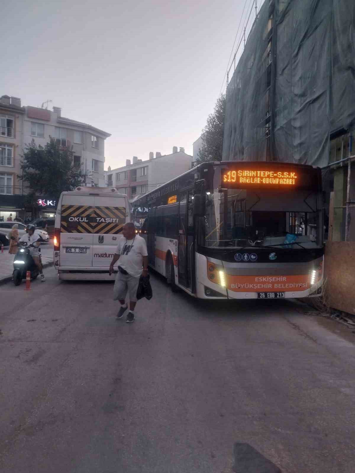 hatali-park-edilen-servis-araci-trafigin-tikanmasina-sebep-oldu