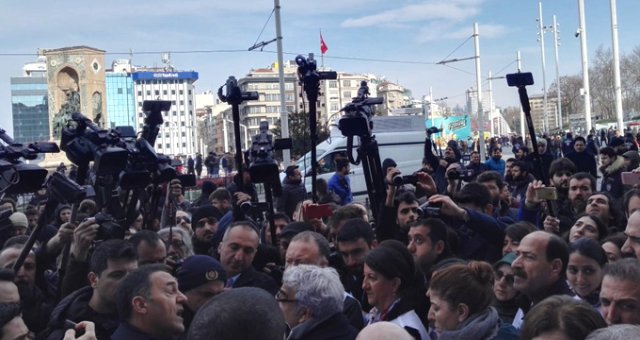 Taksim'de Yürümek İsteyen Hdp'lilere Polisten İlginç Sözler: Sizi Yürütürsem Ayıp Etmiş Olurum