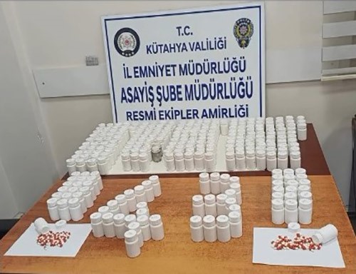 kutahya-da-aractan-14-bin-622-uyusturucu-hap-cikti-4-tutuklama