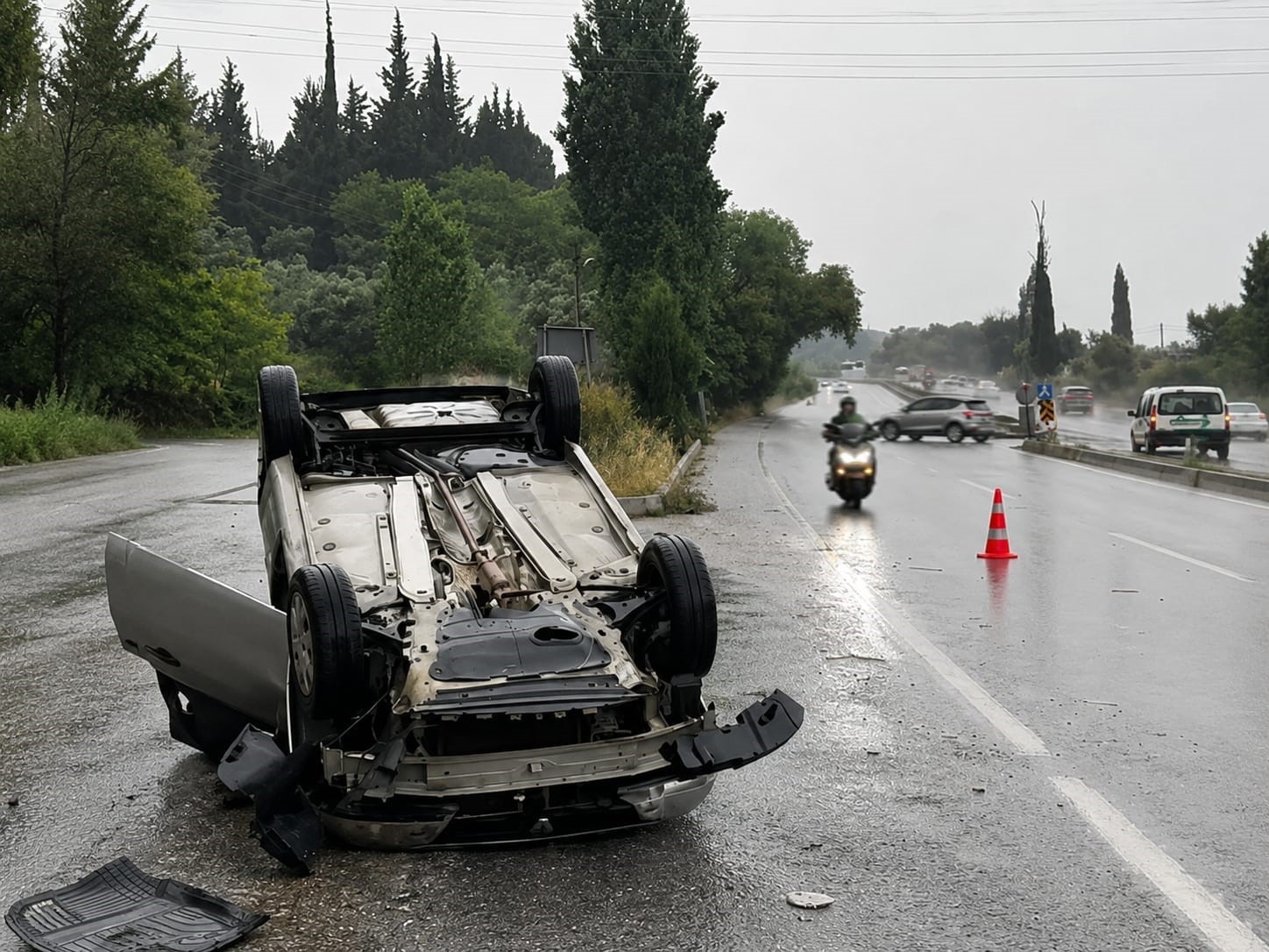 soke-kusadasi-yolu-uzerinde-otomobil-takla-atti
