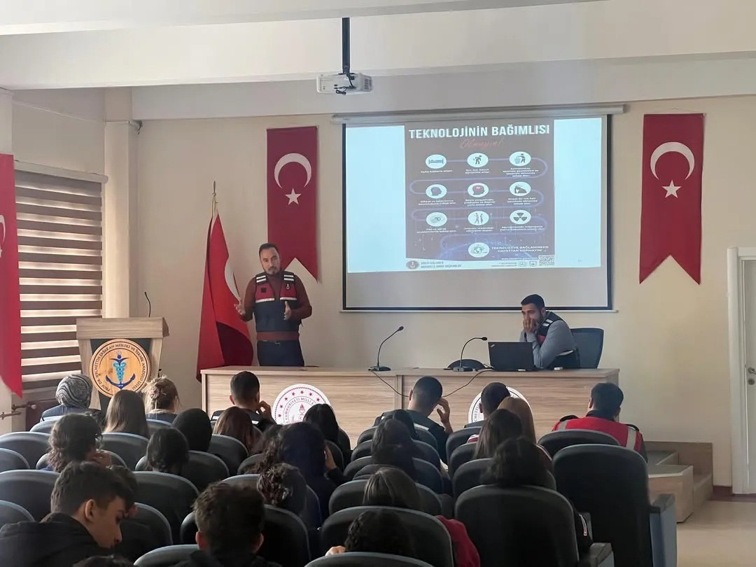sinop-ta-ogrenciler-siber-tehlikelere-karsi-bilgilendirildi