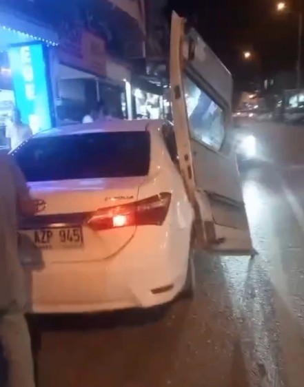 minibusun-kapisi-otomobilde-asili-kaldi