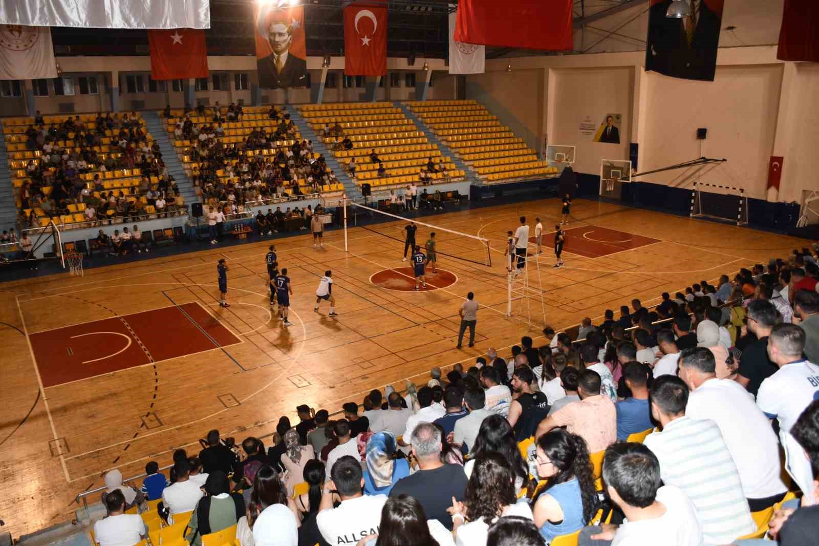 siverek-te-ogretmenler-arasi-voleybol-turnuvasi-tamamlandi
