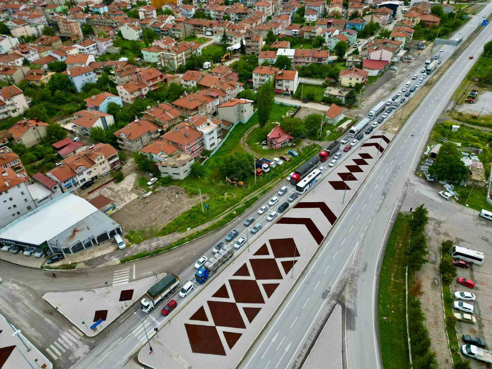 afyonkarahisar-daki-karayollarinda-bayram-trafigi-yogunlugu-basladi
