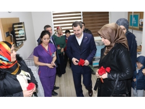 Hasta Yakınlarına Ve Hastane Çalışanlarına Karanfil