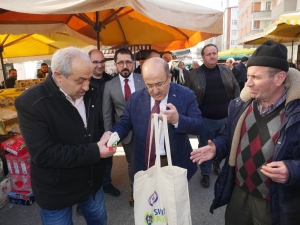Başkan Gümrükçüoğlu Salı Pazarında Bez Torba Dağıttı