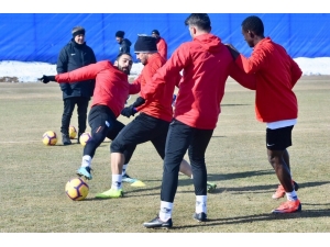 Antrenman Sonrası Kone’ye Doğum Günü Süprizi