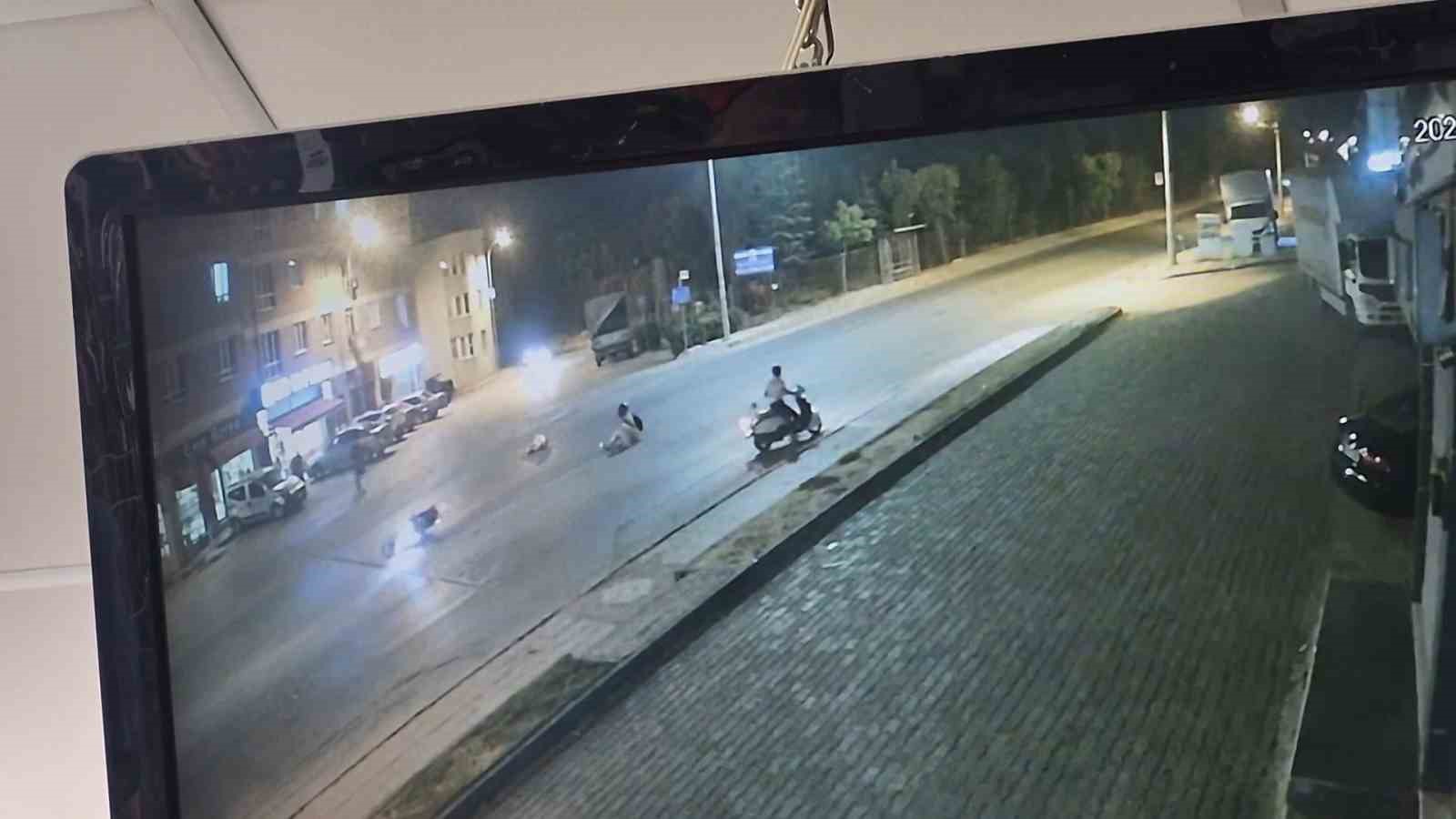 karsidan-karsiya-gecmeye-calisan-cocuga-motosikletin-carptigi-kaza-kamerada