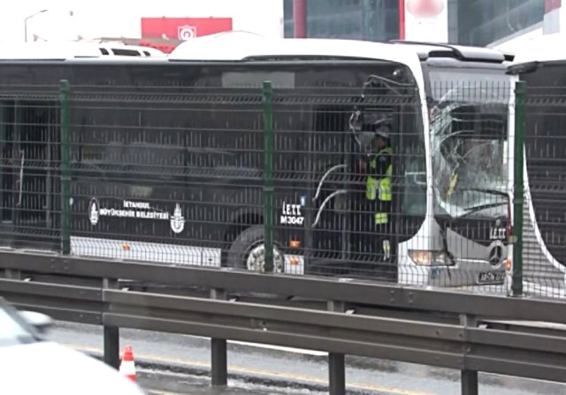 Kontrolü Kaybeden Metrobüs, Önündeki Metrobüse Çarptı! Bir Kişi Yaralandı