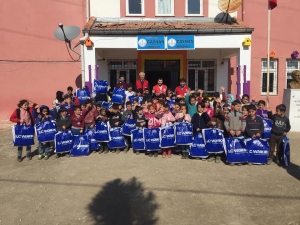 Kızılay Köy Okulunda Öğrencileri Giydirdi