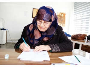 Okuma Yazma Öğrenme Azimleri Takdir Topluyor