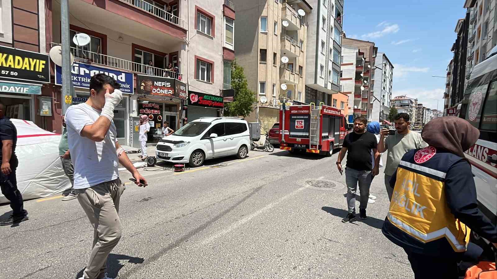 nigde-de-nisanli-ciftin-ayrilik-kavgasi-kanli-bitti-1-kisi-yaralandi