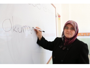 Ehliyet Alabilmek İçin Okuma Yazma Öğreniyor