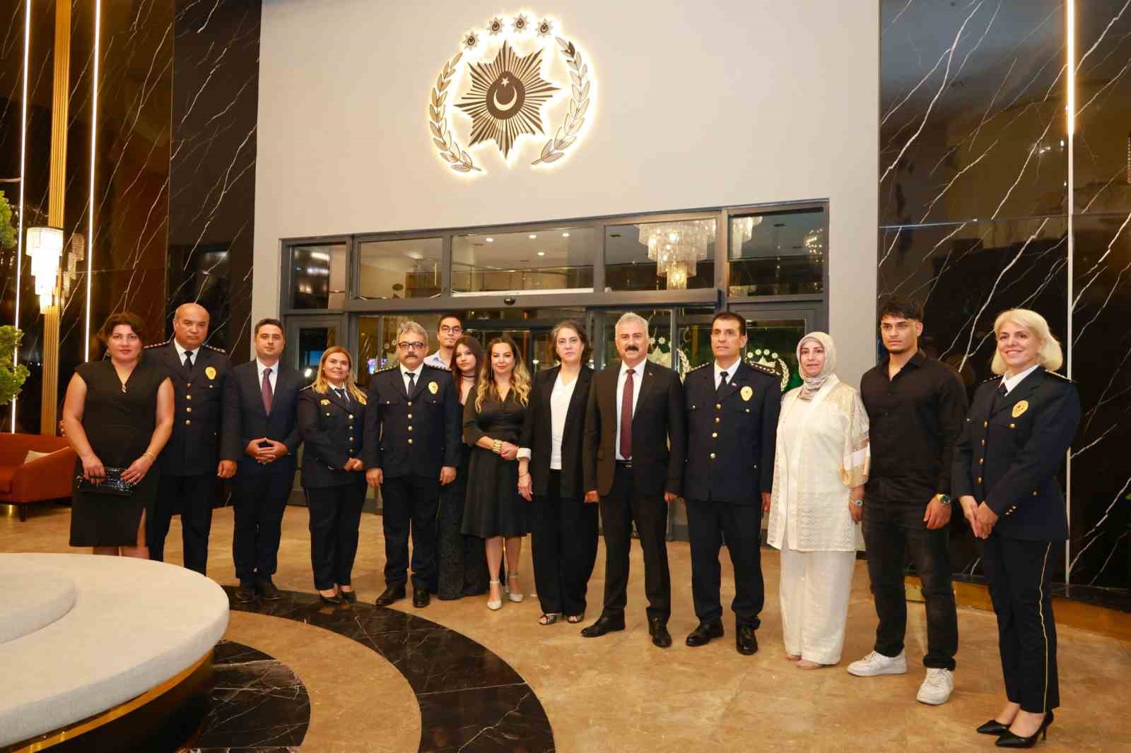 mersin-emniyet-muduru-aktas-terfi-eden-5-mudur-ve-aileleriyle-bir-araya-geldi