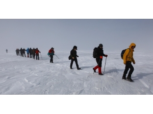 Gazeteciler Çıldır Gölü’nü Yürüyerek Geçti