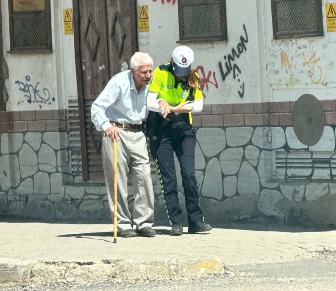 kadin-trafik-polisi-yasli-vatandasin-yardimina-kostu