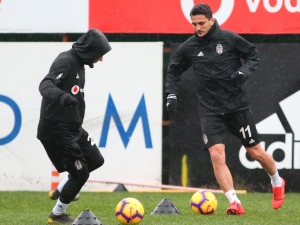 Beşiktaş, Sağanak Yağmur Altında Çalıştı