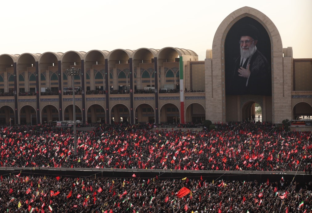 iran-da-binlerce-kisi-hamaney-in-cenaze-toreni-icin-toplandi