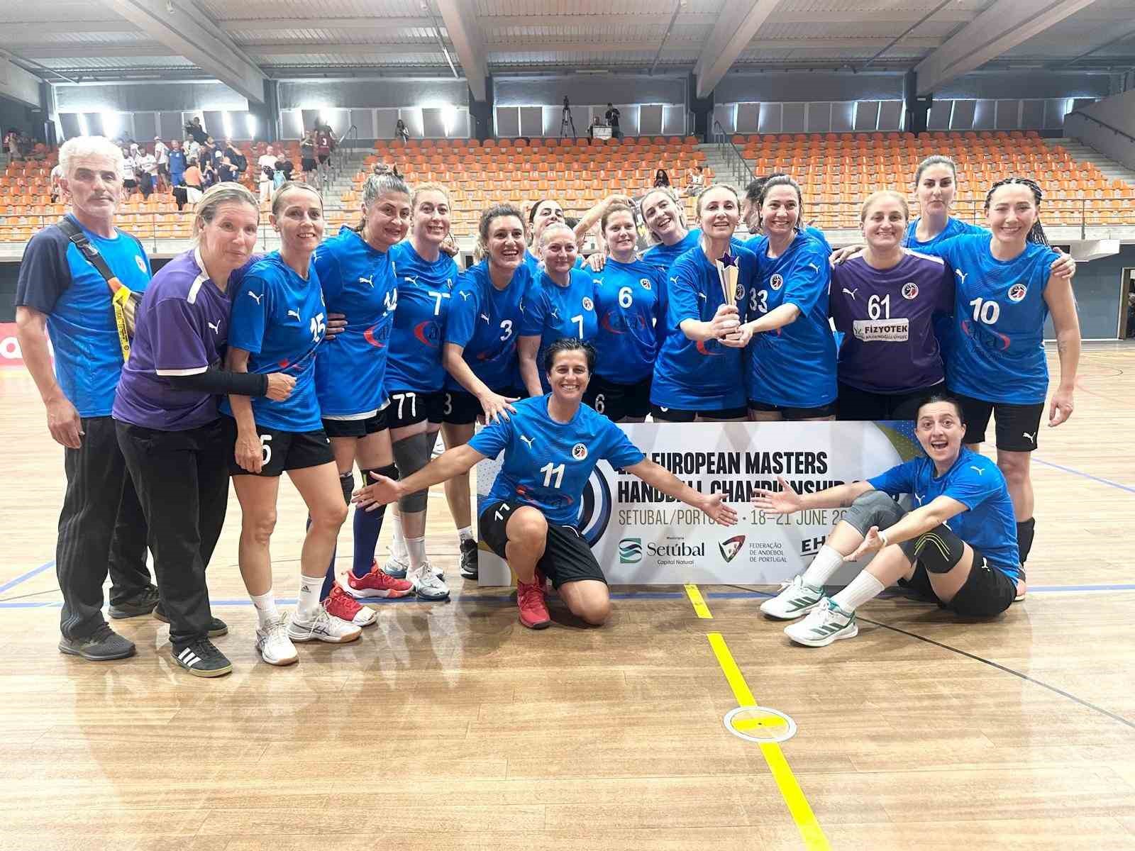 aliaga-veteran-hentbol-takimi-avrupa-4-su-oldu