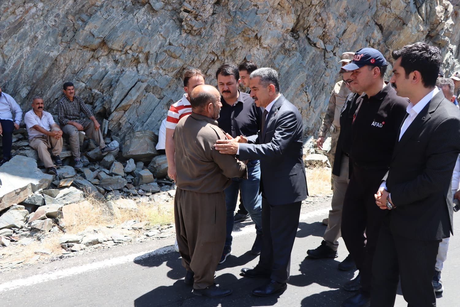 vali-ekici-habur-cayi-ndaki-arama-calismalarini-yerinde-inceledi