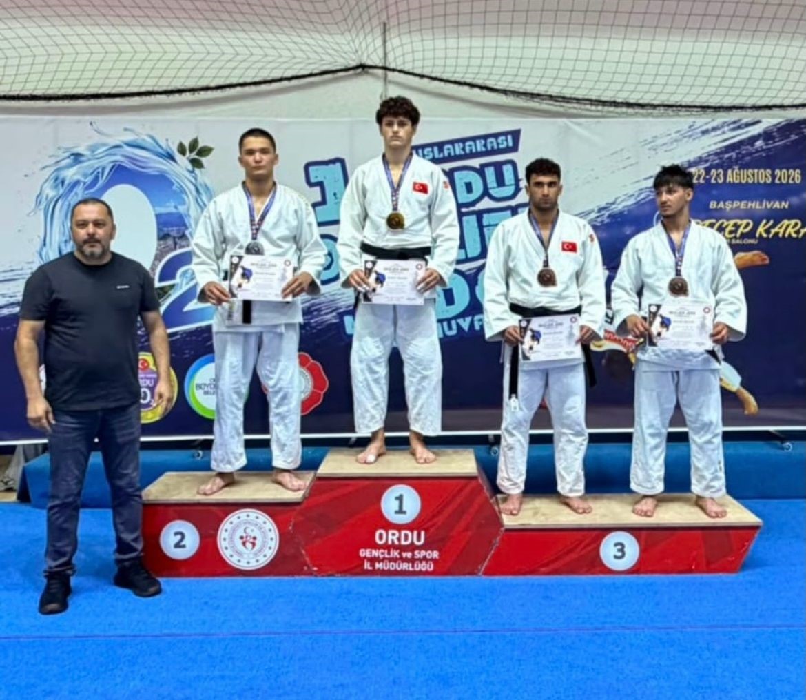 bayburtlu-judocudan-bronz-madalya
