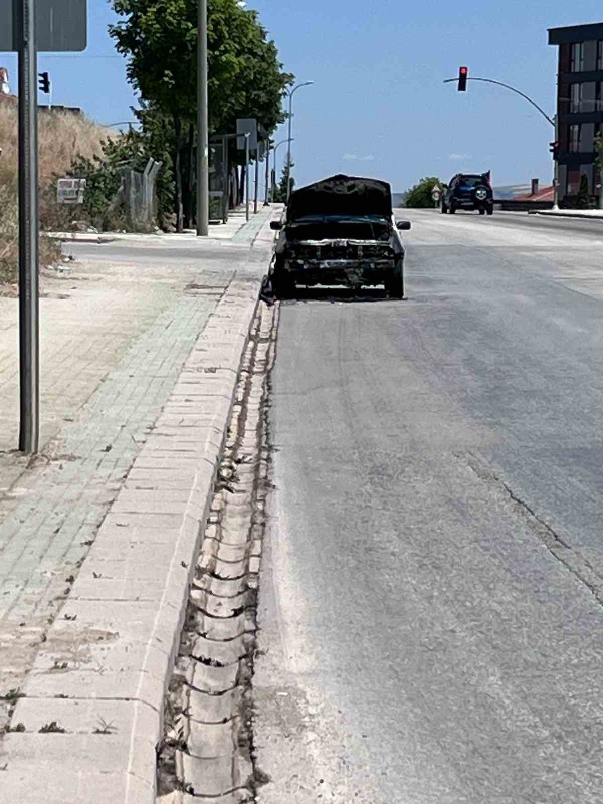 yol-kenarina-birakilan-yanmis-arac-dikkat-cekiyor