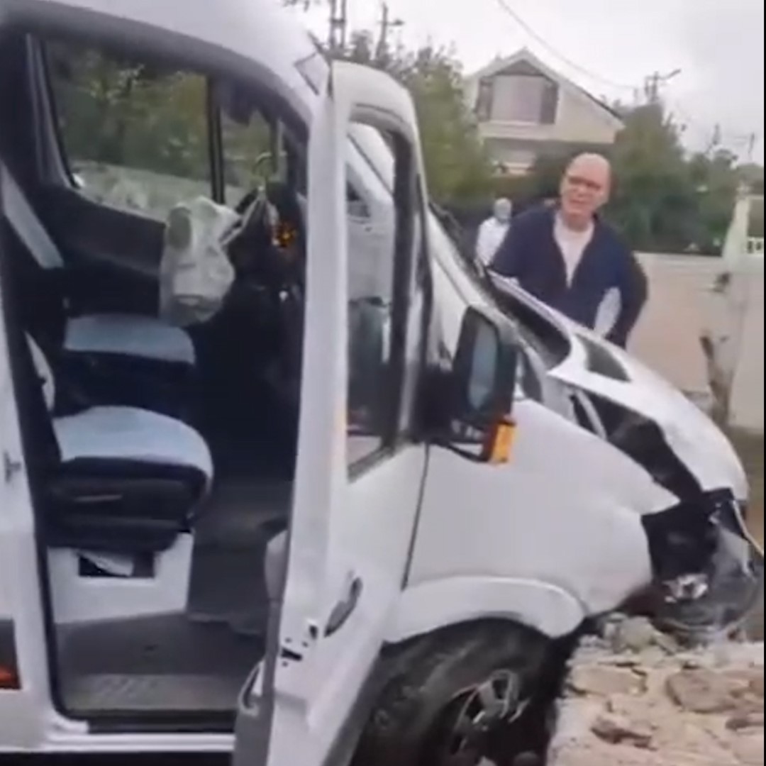 sariyer-de-okul-servisi-duvara-carpti-1-yarali