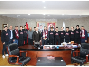 Şampiyon Takım Mutluluğunu Başkan Yemenici İle Paylaştı