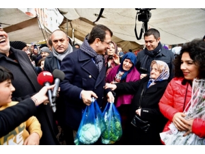 Ekrem İmamoğlu Pazara Gelen Kadınları Karanfille Karşıladı
