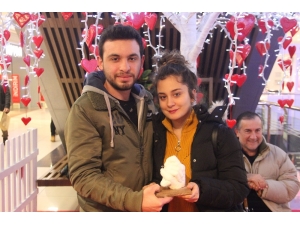 Sevgililer Günü’ne Özel "El Heykeli" Etkinliği