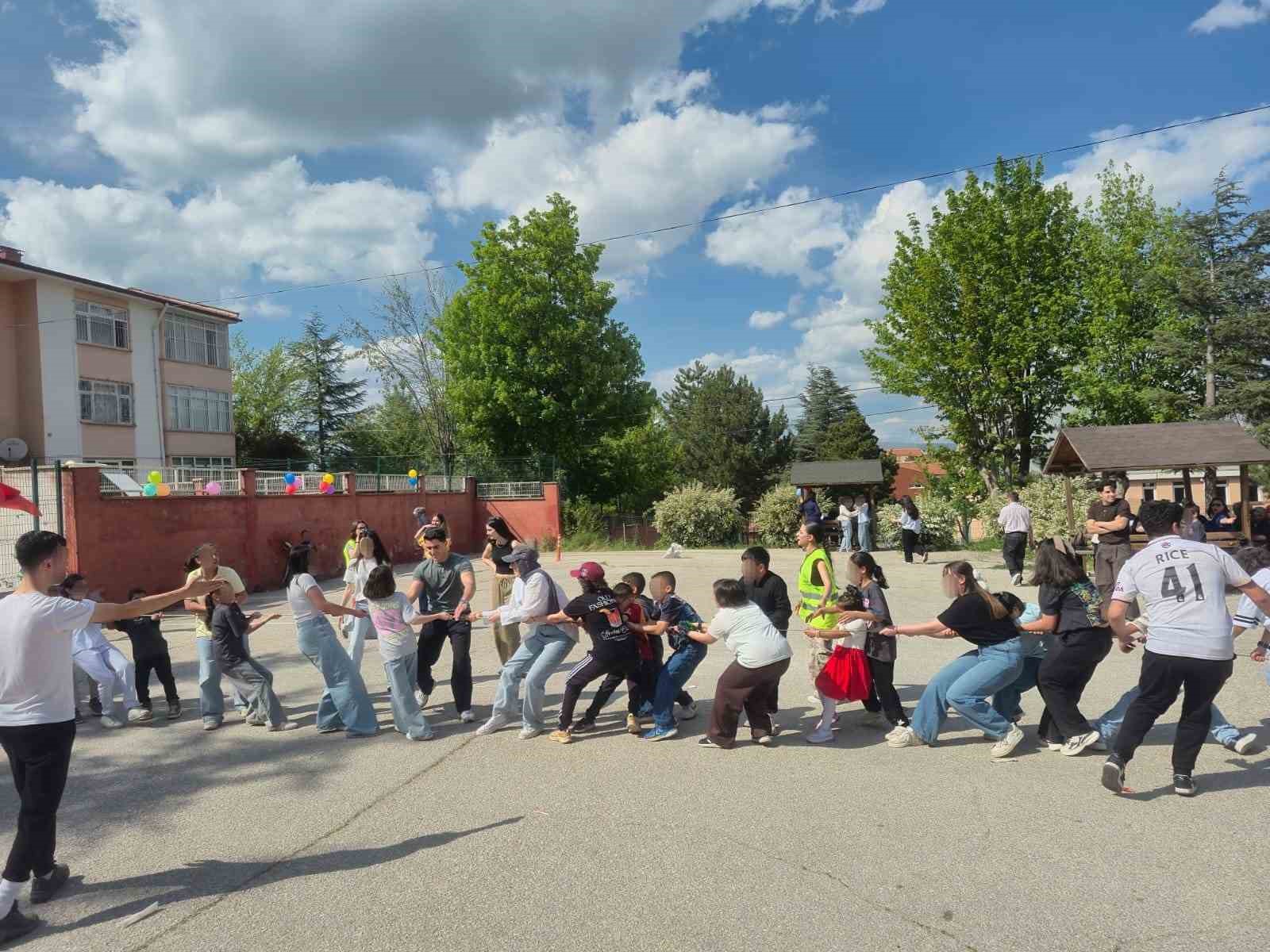 neseli-hayatlar-dernegi-19-mayis-ta-cocuklarin-yuzunu-guldurdu
