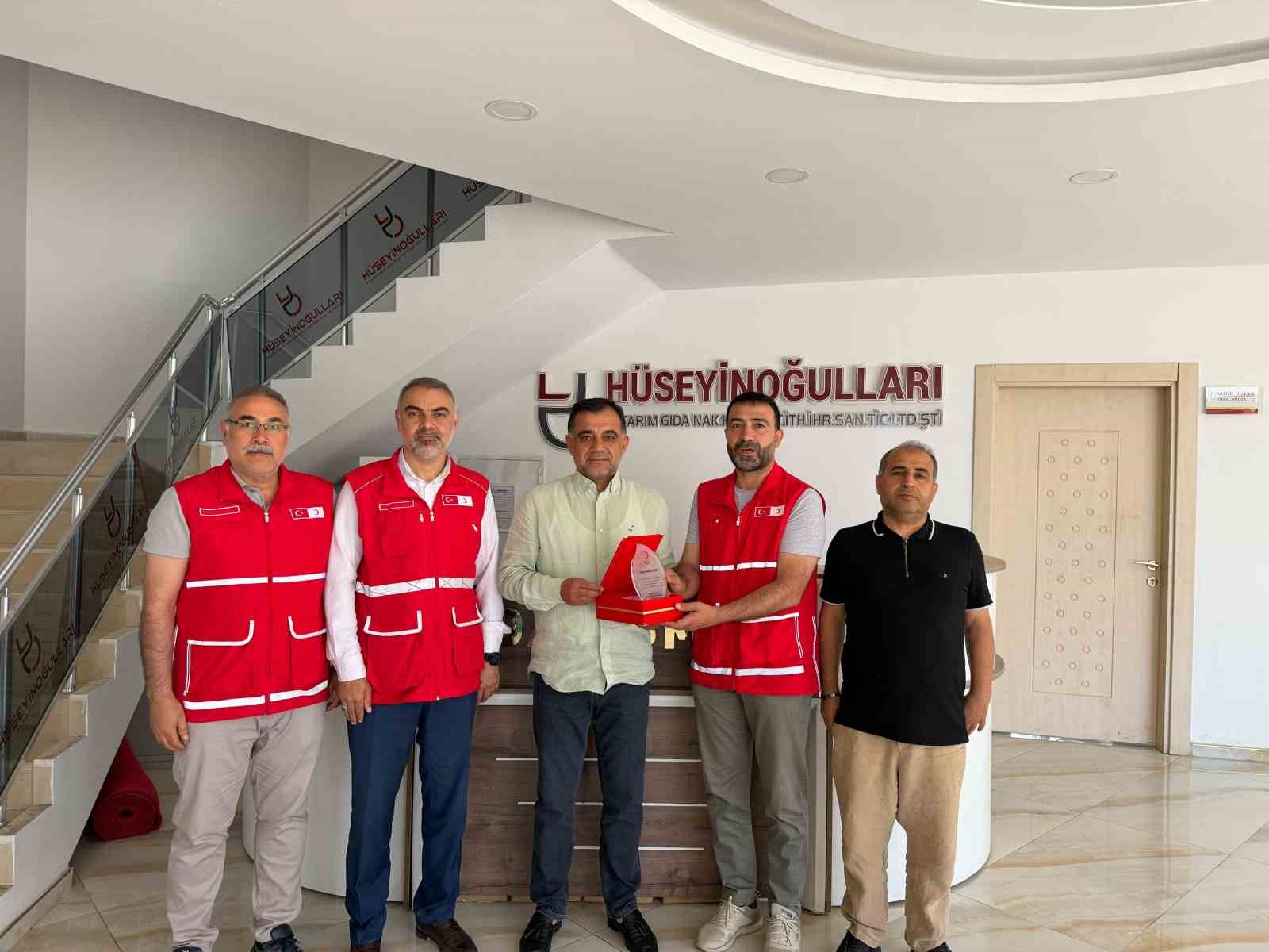 kizilay-dan-veysi-duyan-a-yilin-bagiscisi-odulu