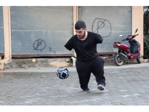 Soğuk Kış Günlerinde Yazı Yazabilmek İçin Çorapsız Gezerek Üniversiteyi Bitirdi