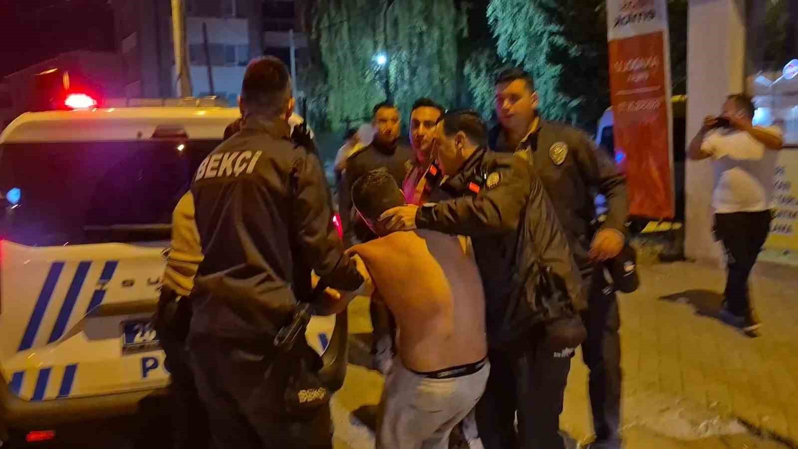 polis-ekiplerine-zorluk-cikartan-alkollu-surucu-kafasini-otobus-duragina-vurdu-yaniyorum-su-verin-ben-teslim-olmaya-geldim