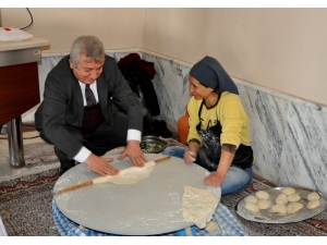 Anneleri Hamur İşi Yapmayı Öğretti
