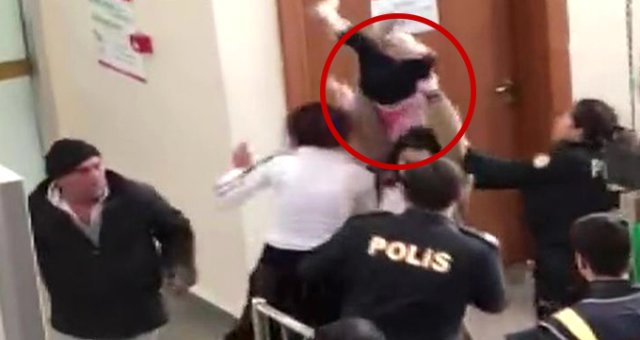 Adliyede Öfkelenen Kadın, Bebeğini Polislerin Üzerine Attı