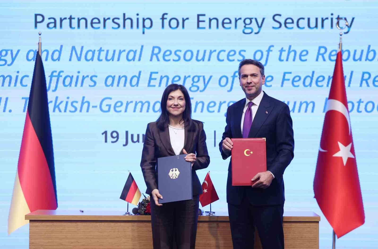 bakan-bayraktar-bugun-enerji-guvenliginden-soz-ederken-kritik-mineralleri-ve-nadir-toprak-elementlerini-de-konusmak-zorundayiz