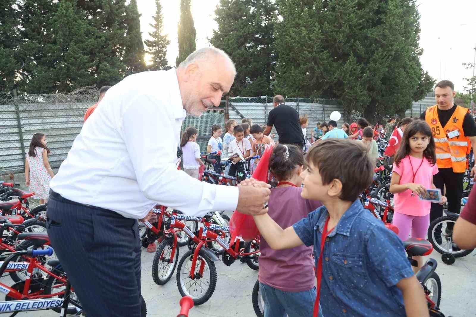 canik-te-camiye-giden-cocuklar-hediyelerine-kavusuyor