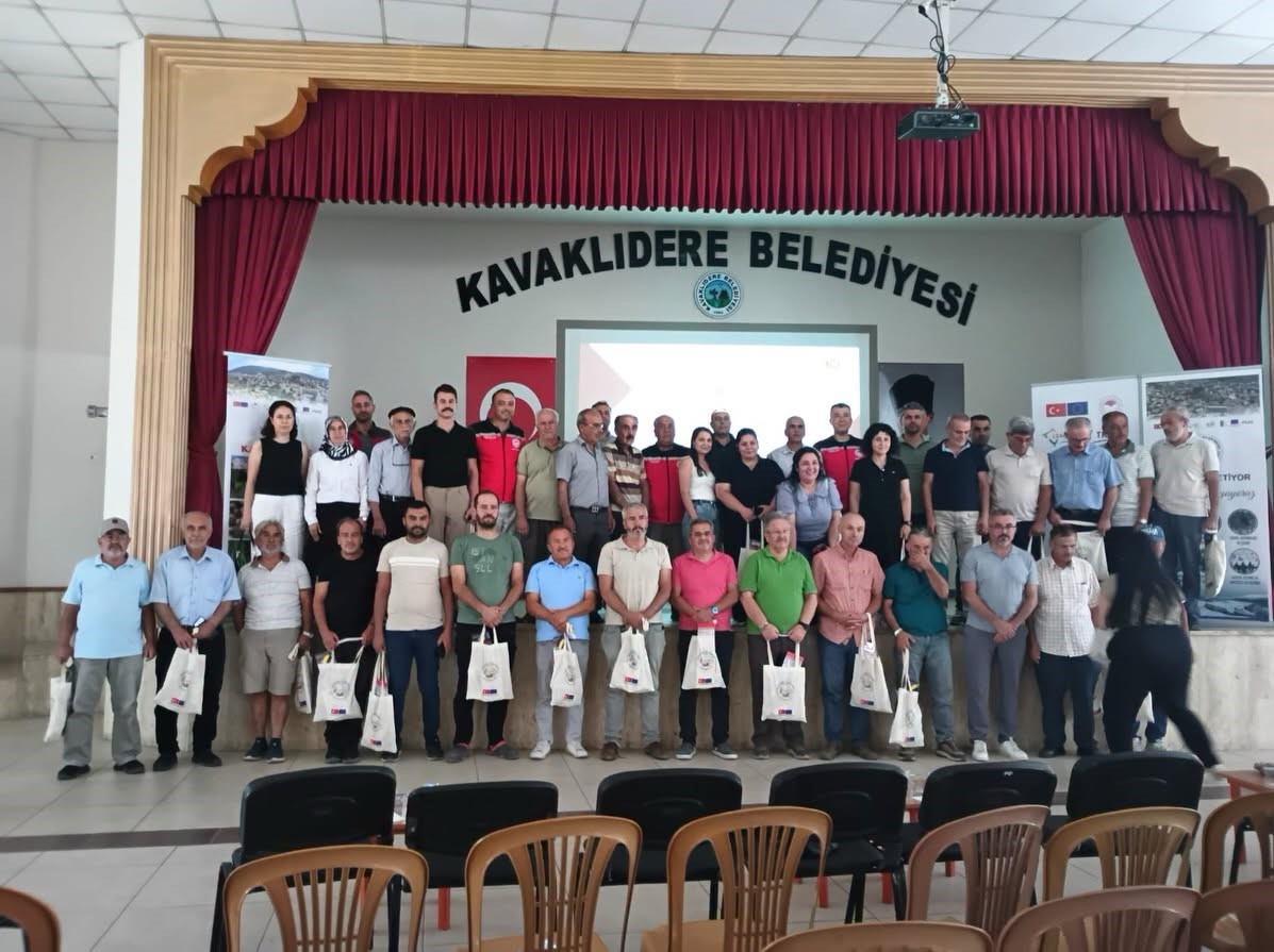 kavaklidere-de-ceviz-ureticilerine-yonelik-egitim-duzenlendi