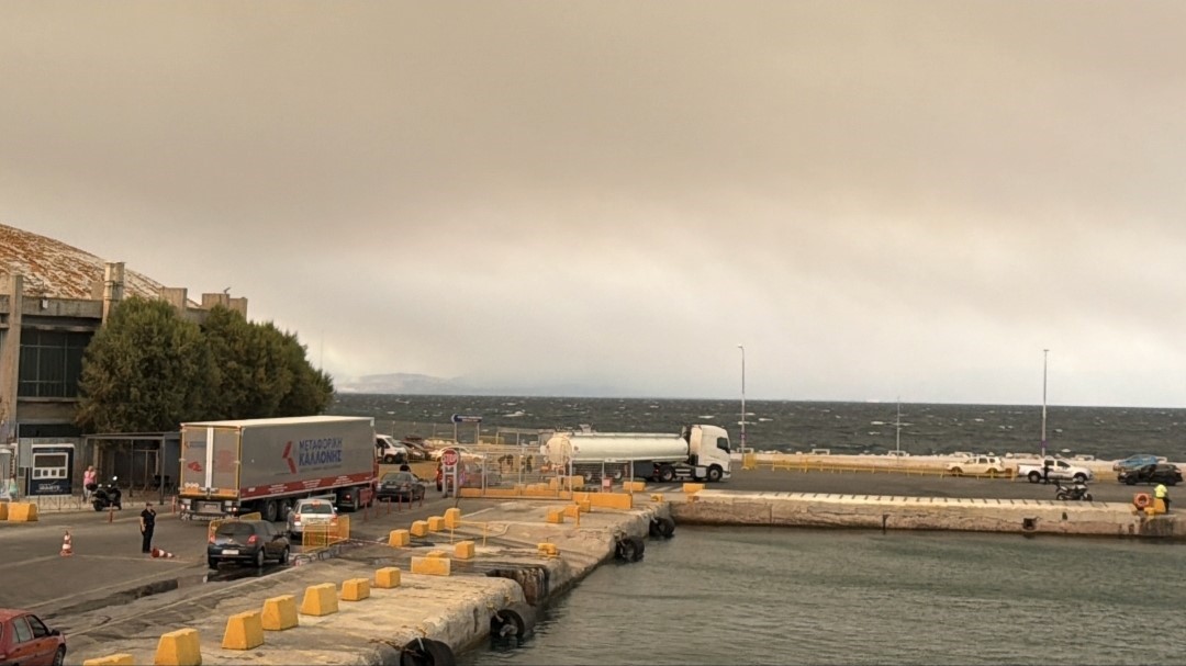 balikesir-deki-yangininin-dumanlari-midilli-ye-ulasti