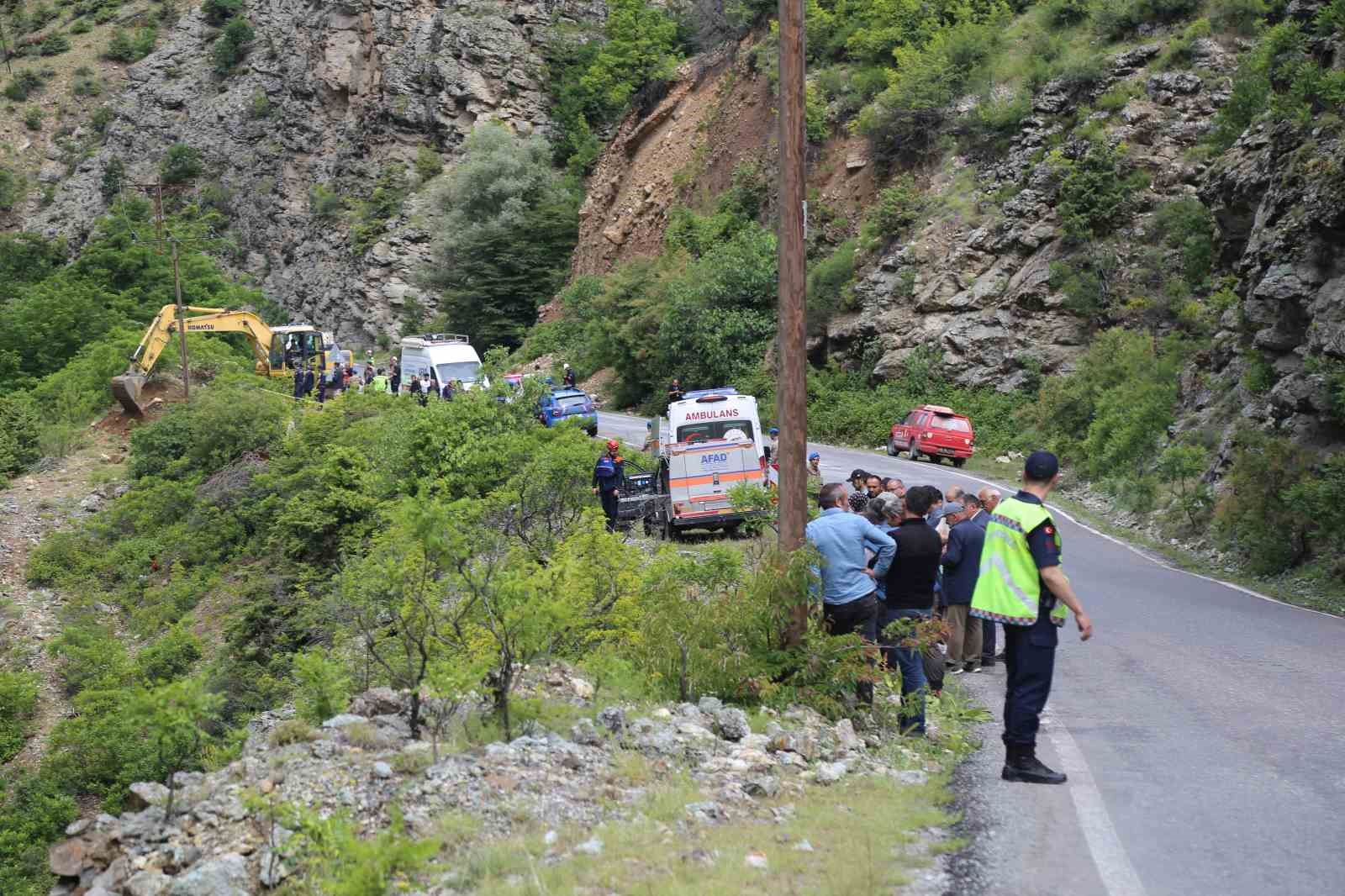 savsat-deresi-ne-ucan-kamyonet-cikarildi-kayip-baba-ve-ogul-araniyor