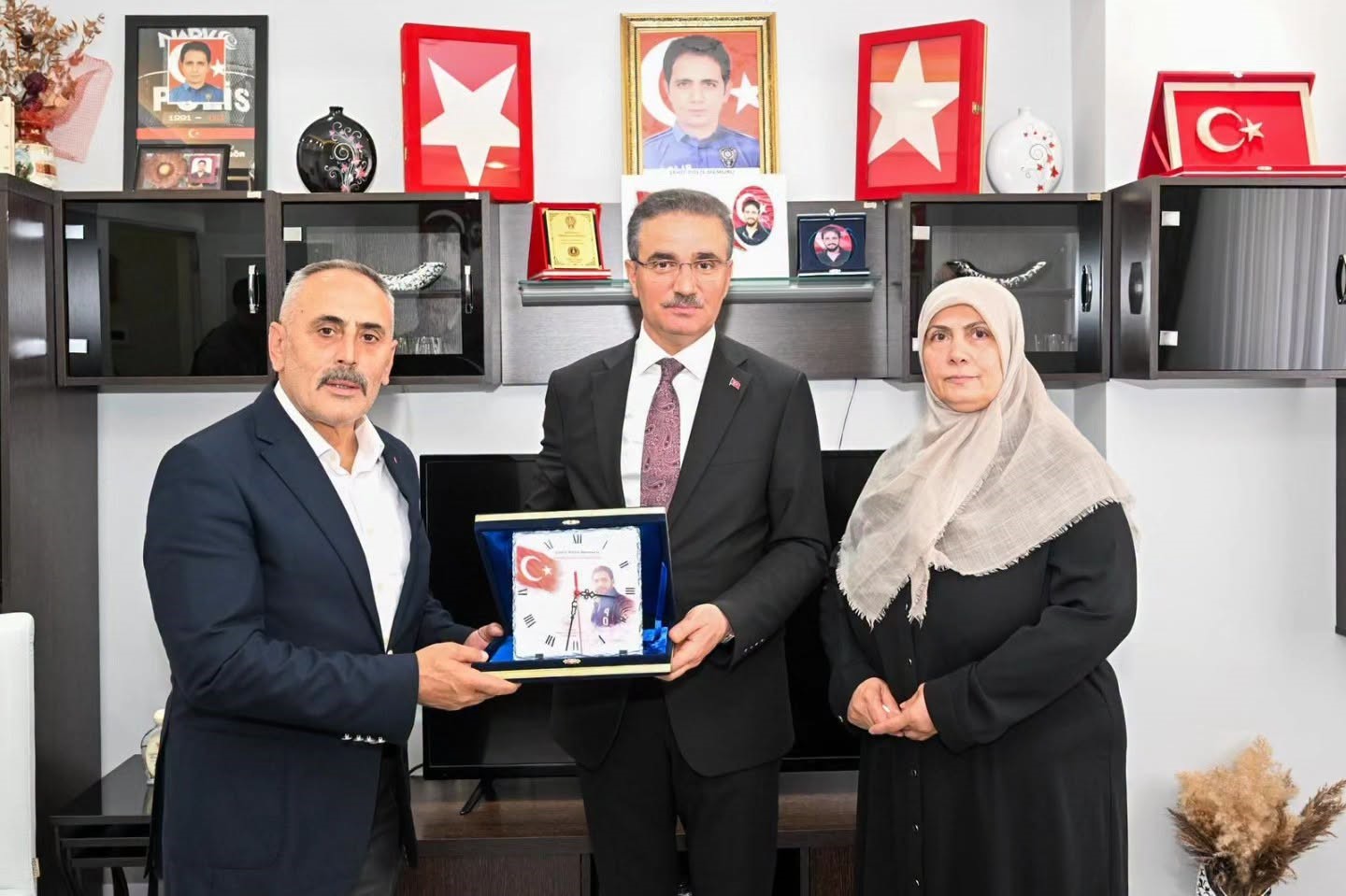 vali-barus-tan-sehit-ailelerine-anlamli-ziyaret