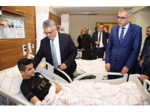 Vali Pekmez Civadan Zehirlenen Öğrencileri Ziyaret Etti
